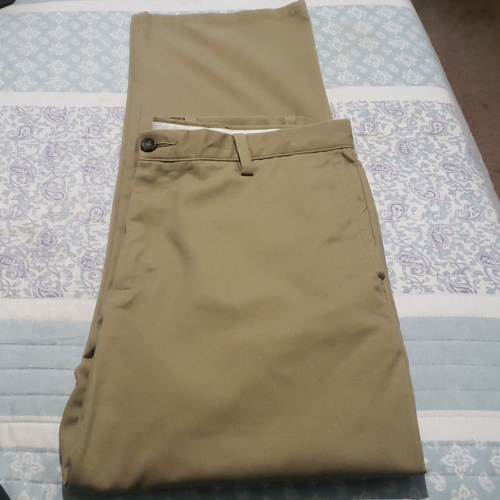 Dockers flat front khakis, 33 waist x 32 length, great condition